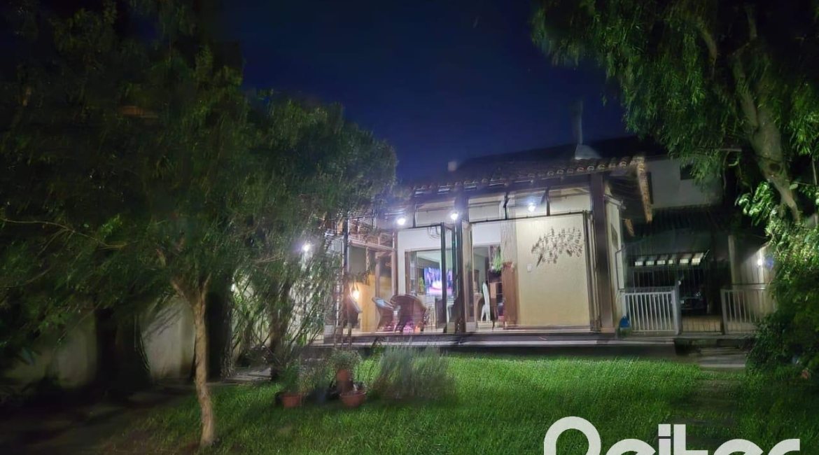 Casa à venda com 357m², 3 dormitórios, 1 suíte, 4 vagas, no bairro Tristeza em Porto Alegre
