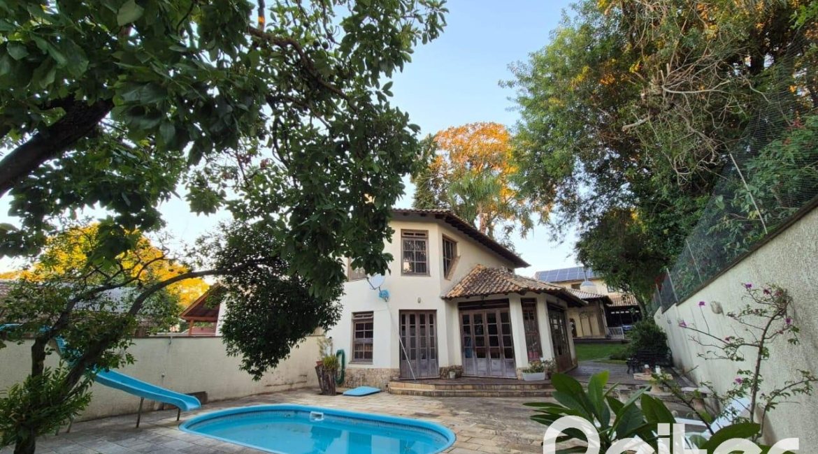 Casa à venda com 357m², 3 dormitórios, 1 suíte, 4 vagas, no bairro Tristeza em Porto Alegre