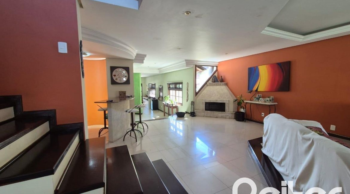 Casa à venda com 357m², 3 dormitórios, 1 suíte, 4 vagas, no bairro Tristeza em Porto Alegre
