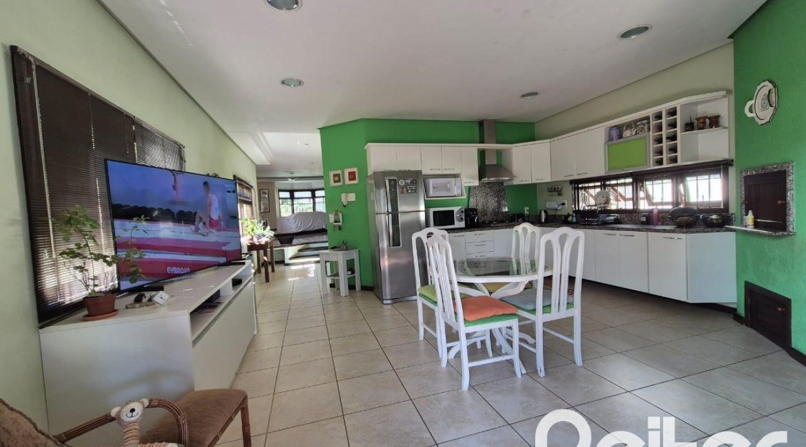 Casa à venda com 357m², 3 dormitórios, 1 suíte, 4 vagas, no bairro Tristeza em Porto Alegre