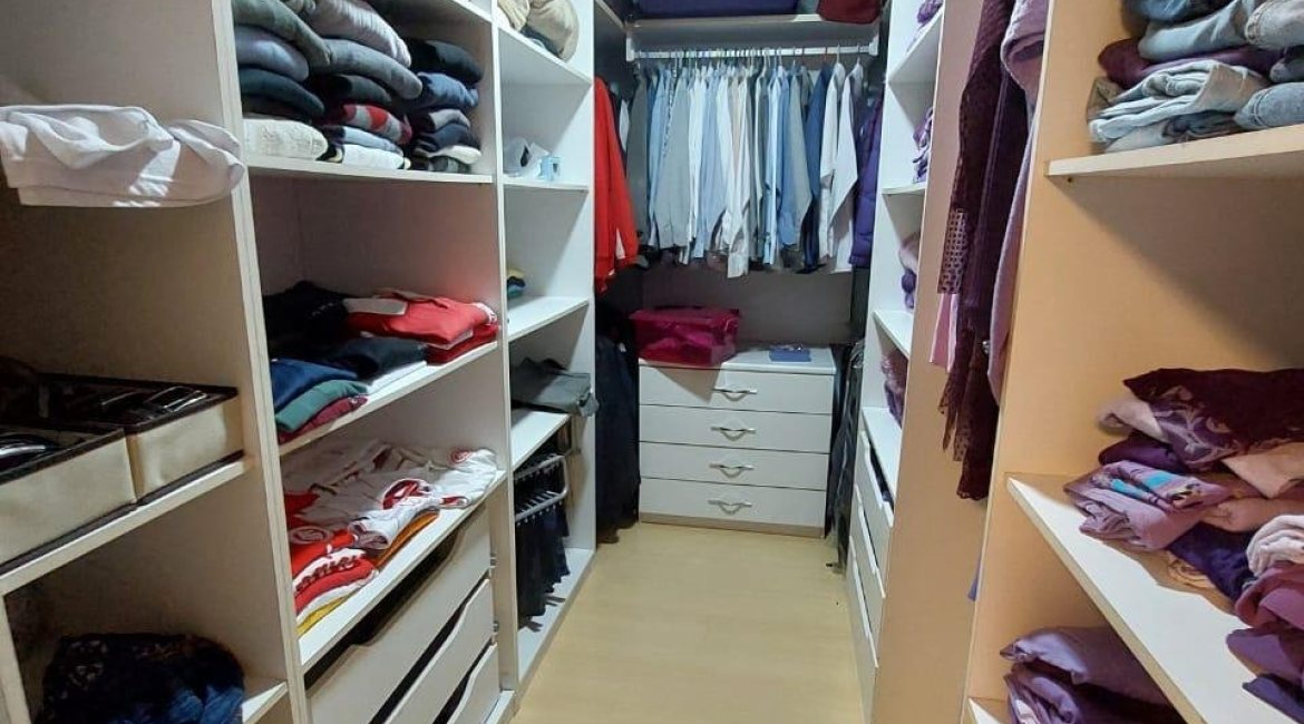 Casa à venda com 357m², 3 dormitórios, 1 suíte, 4 vagas, no bairro Tristeza em Porto Alegre