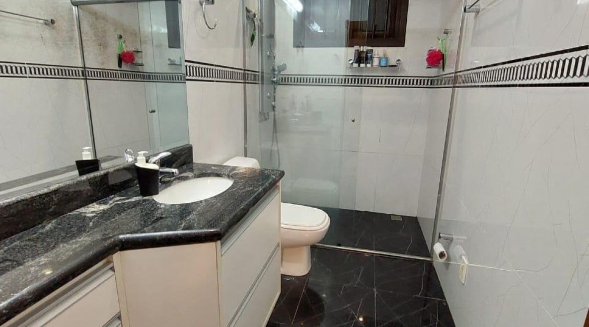 Casa à venda com 357m², 3 dormitórios, 1 suíte, 4 vagas, no bairro Tristeza em Porto Alegre