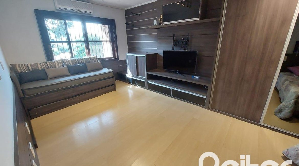 Casa à venda com 357m², 3 dormitórios, 1 suíte, 4 vagas, no bairro Tristeza em Porto Alegre