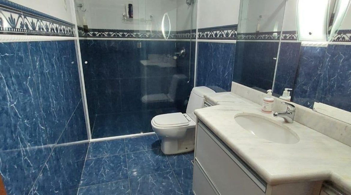 Casa à venda com 357m², 3 dormitórios, 1 suíte, 4 vagas, no bairro Tristeza em Porto Alegre