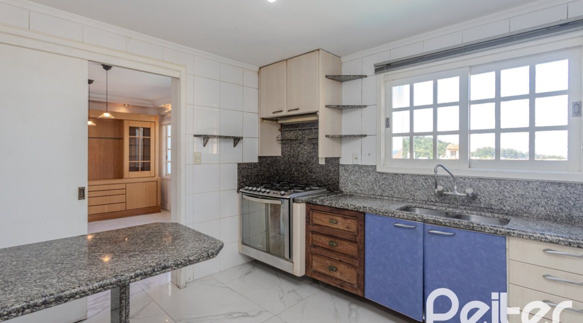 Casa à venda com 225m², 4 dormitórios, 4 suítes, 4 vagas, no bairro Espírito Santo em Porto Alegre