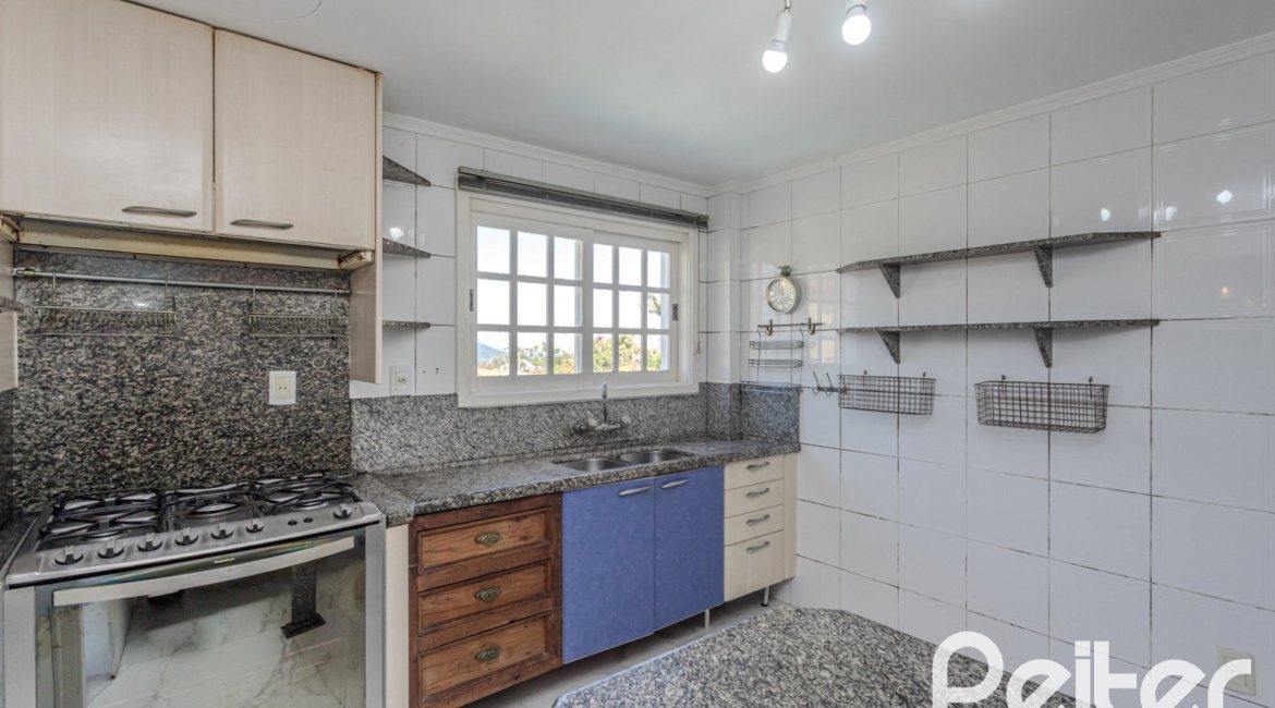 Casa à venda com 225m², 4 dormitórios, 4 suítes, 4 vagas, no bairro Espírito Santo em Porto Alegre