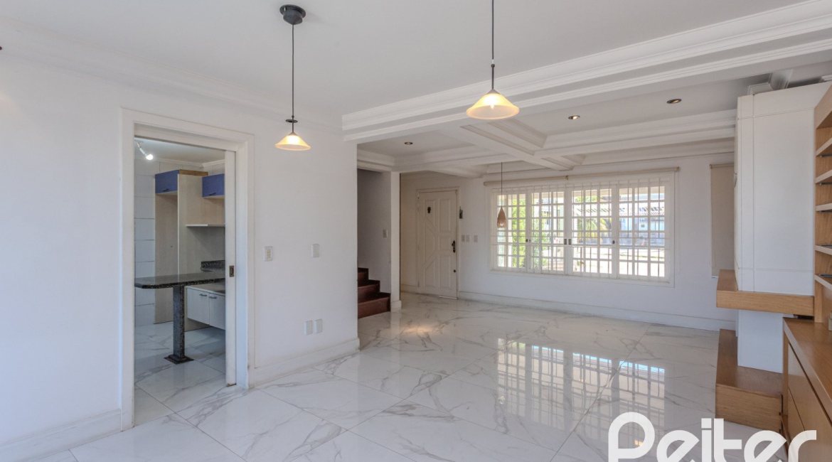Casa à venda com 225m², 4 dormitórios, 4 suítes, 4 vagas, no bairro Espírito Santo em Porto Alegre
