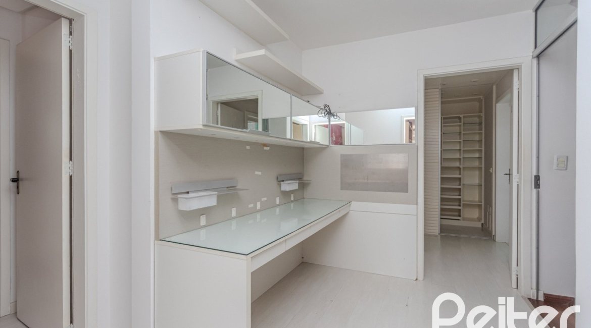 Casa à venda com 225m², 4 dormitórios, 4 suítes, 4 vagas, no bairro Espírito Santo em Porto Alegre