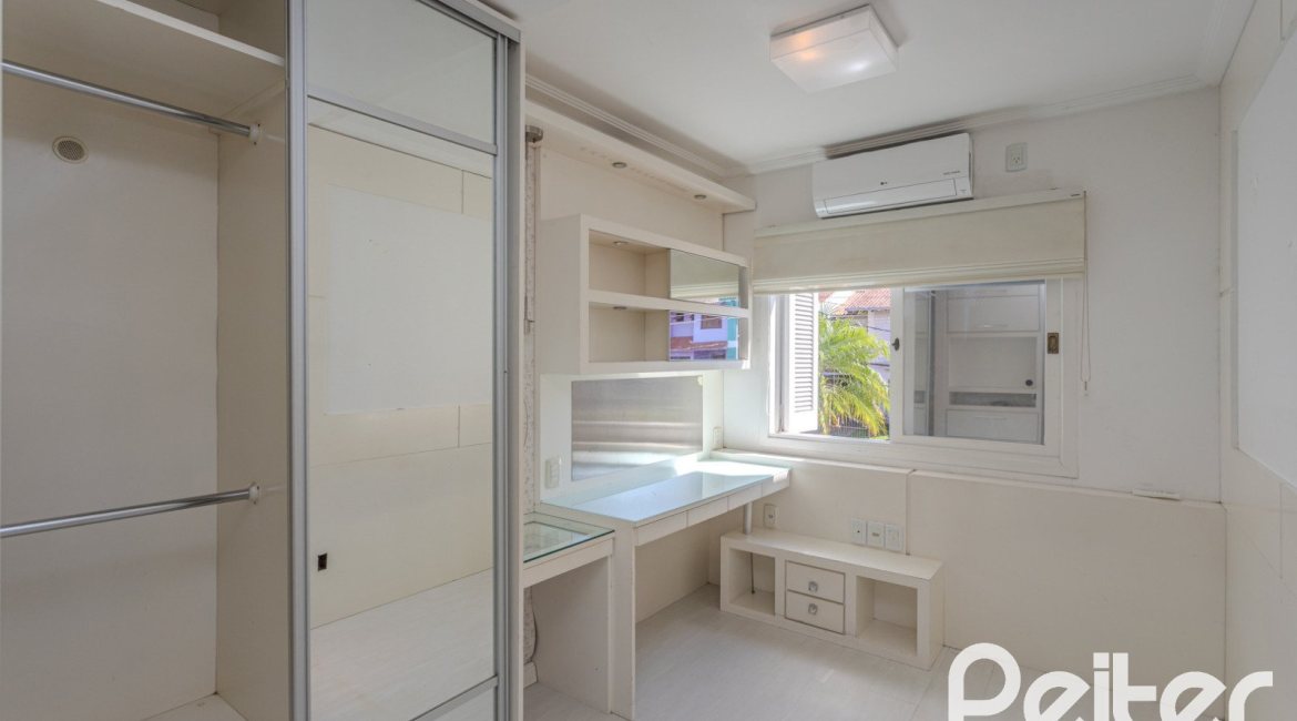 Casa à venda com 225m², 4 dormitórios, 4 suítes, 4 vagas, no bairro Espírito Santo em Porto Alegre