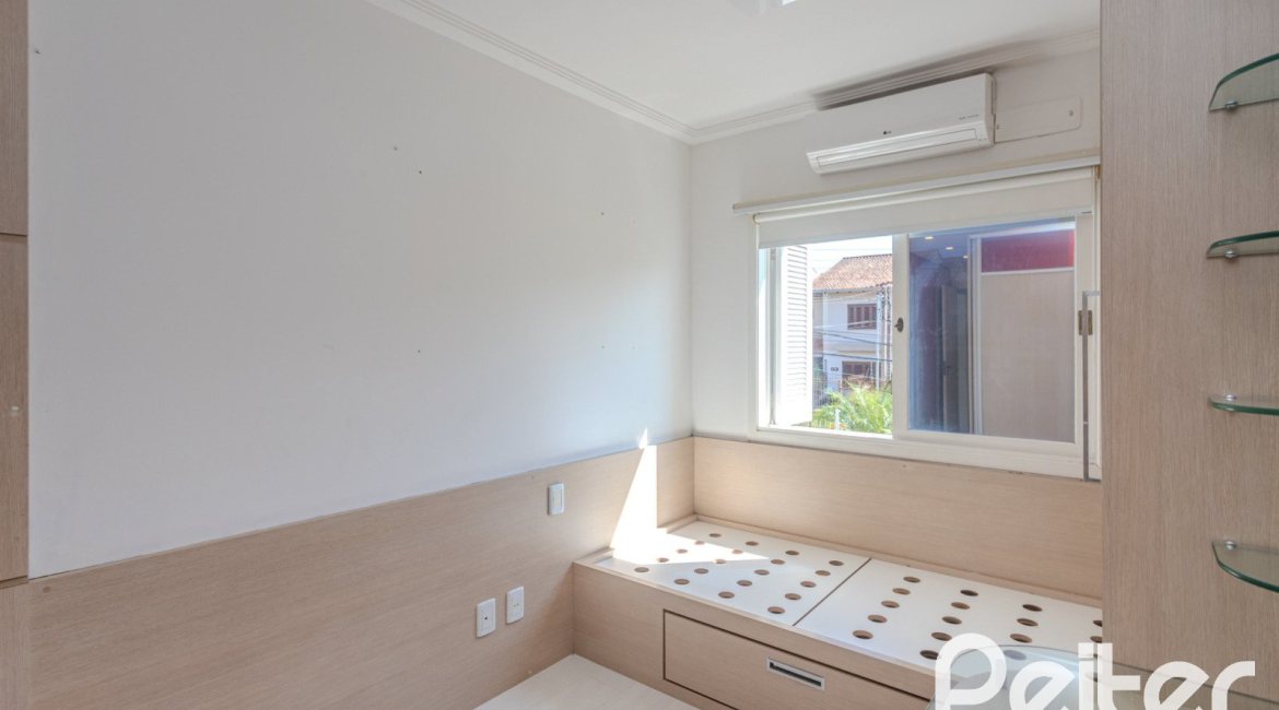 Casa à venda com 225m², 4 dormitórios, 4 suítes, 4 vagas, no bairro Espírito Santo em Porto Alegre