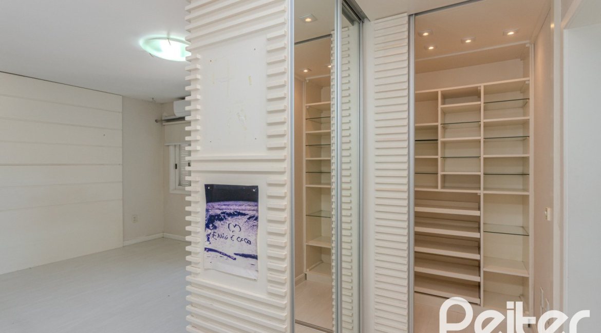 Casa à venda com 225m², 4 dormitórios, 4 suítes, 4 vagas, no bairro Espírito Santo em Porto Alegre