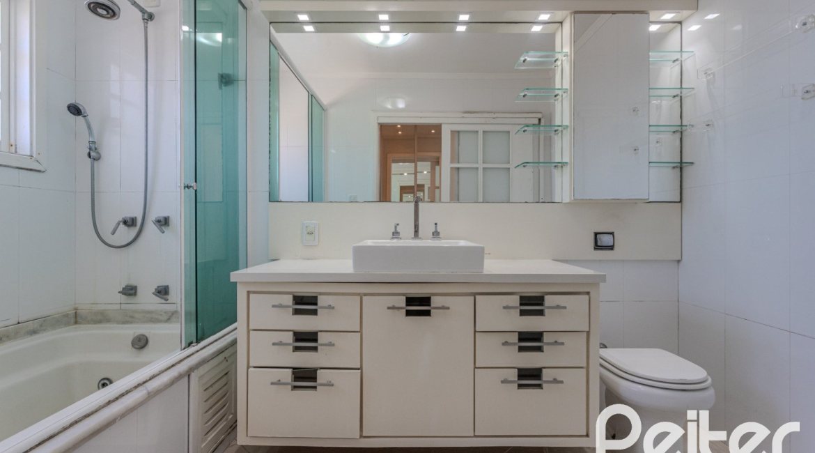 Casa à venda com 225m², 4 dormitórios, 4 suítes, 4 vagas, no bairro Espírito Santo em Porto Alegre