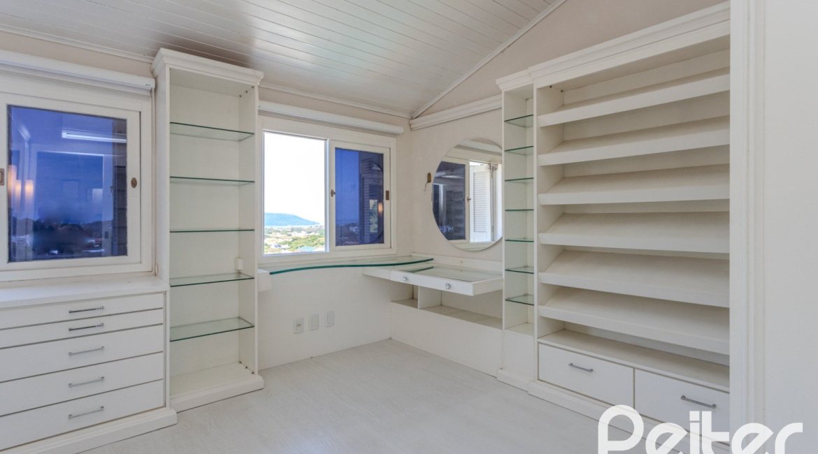 Casa à venda com 225m², 4 dormitórios, 4 suítes, 4 vagas, no bairro Espírito Santo em Porto Alegre