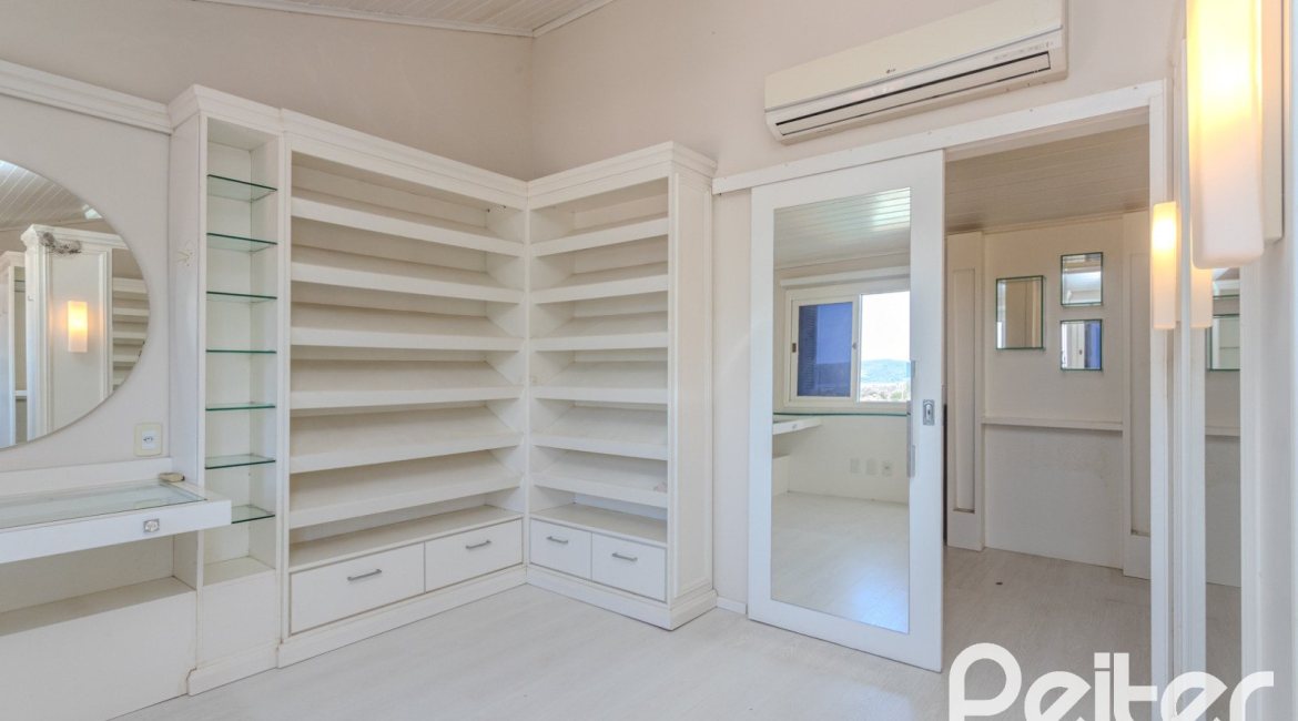 Casa à venda com 225m², 4 dormitórios, 4 suítes, 4 vagas, no bairro Espírito Santo em Porto Alegre