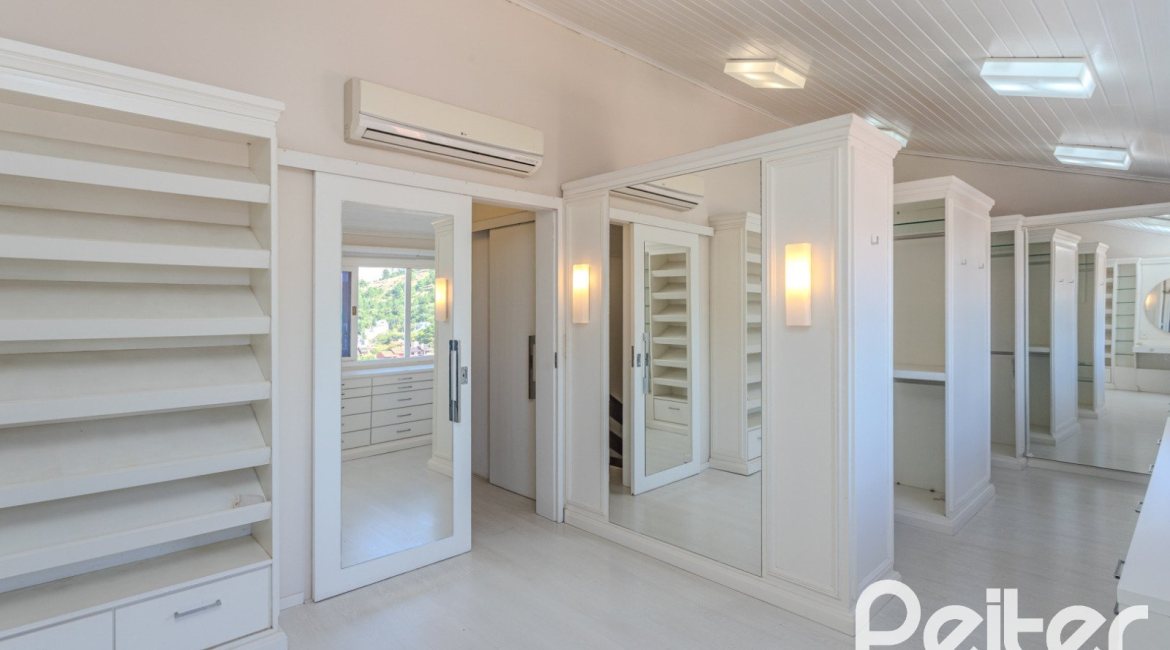 Casa à venda com 225m², 4 dormitórios, 4 suítes, 4 vagas, no bairro Espírito Santo em Porto Alegre