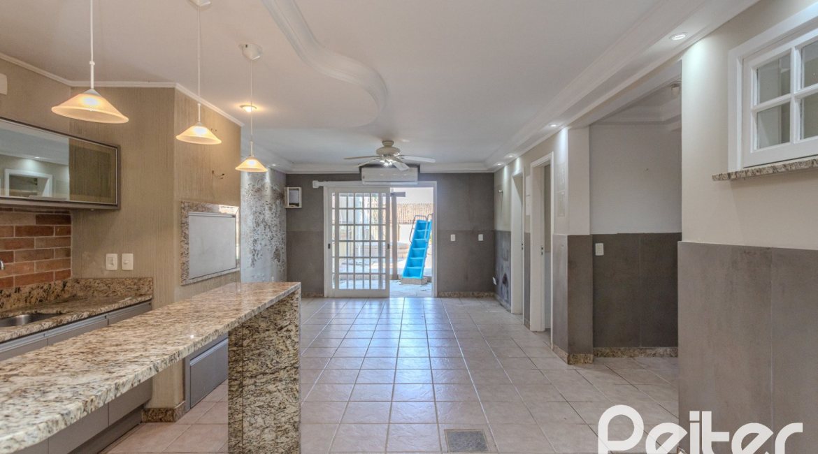 Casa à venda com 225m², 4 dormitórios, 4 suítes, 4 vagas, no bairro Espírito Santo em Porto Alegre