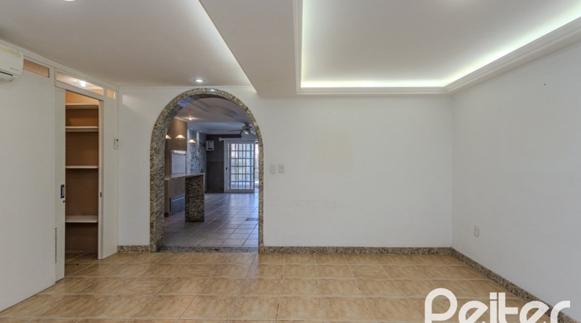 Casa à venda com 225m², 4 dormitórios, 4 suítes, 4 vagas, no bairro Espírito Santo em Porto Alegre