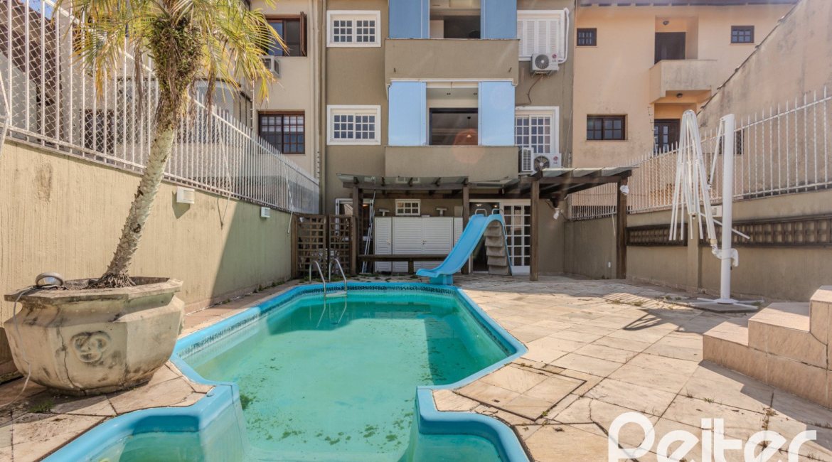 Casa à venda com 225m², 4 dormitórios, 4 suítes, 4 vagas, no bairro Espírito Santo em Porto Alegre
