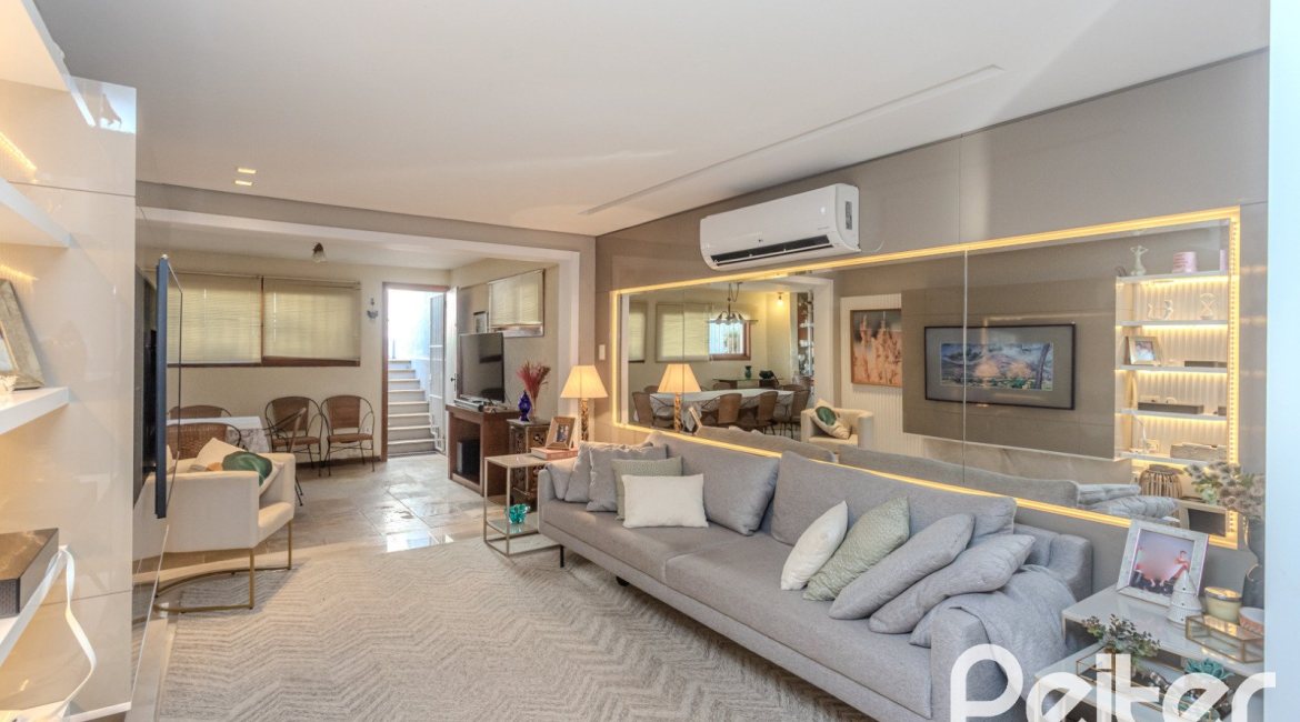 Casa à venda com 265m², 3 dormitórios, 3 suítes, 4 vagas, no bairro Ipanema em Porto Alegre