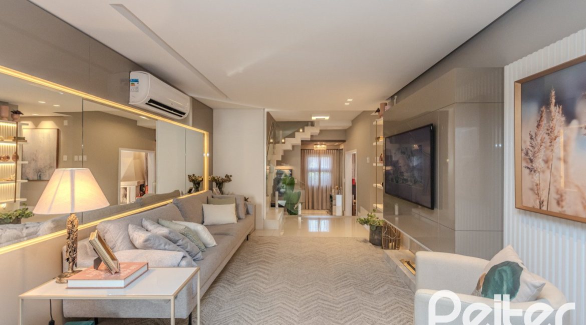 Casa à venda com 265m², 3 dormitórios, 3 suítes, 4 vagas, no bairro Ipanema em Porto Alegre