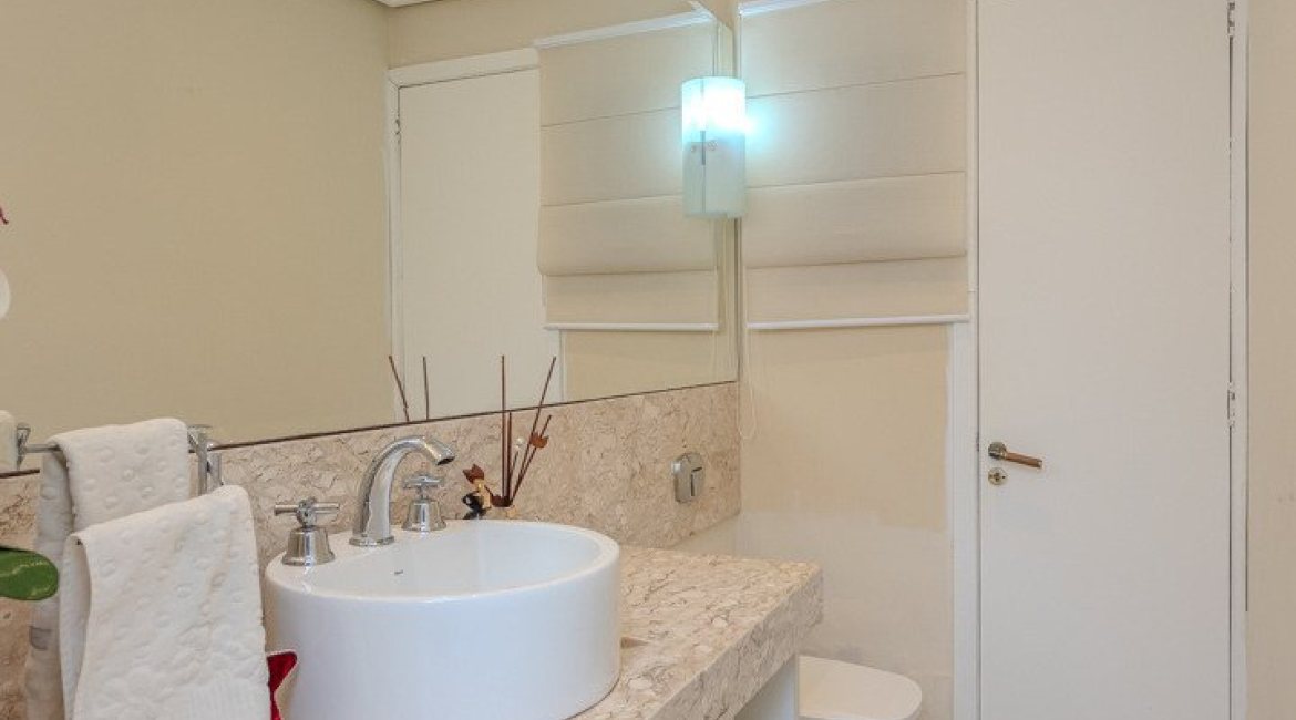 Casa à venda com 265m², 3 dormitórios, 3 suítes, 4 vagas, no bairro Ipanema em Porto Alegre