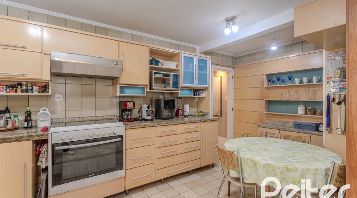 Casa à venda com 265m², 3 dormitórios, 3 suítes, 4 vagas, no bairro Ipanema em Porto Alegre