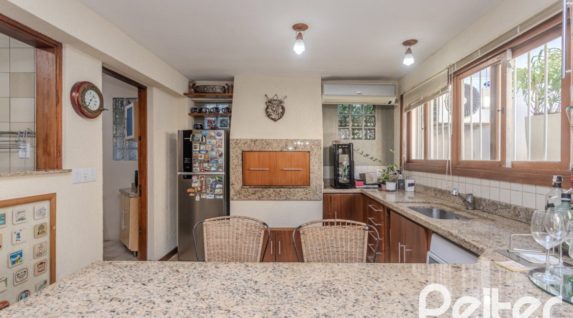 Casa à venda com 265m², 3 dormitórios, 3 suítes, 4 vagas, no bairro Ipanema em Porto Alegre