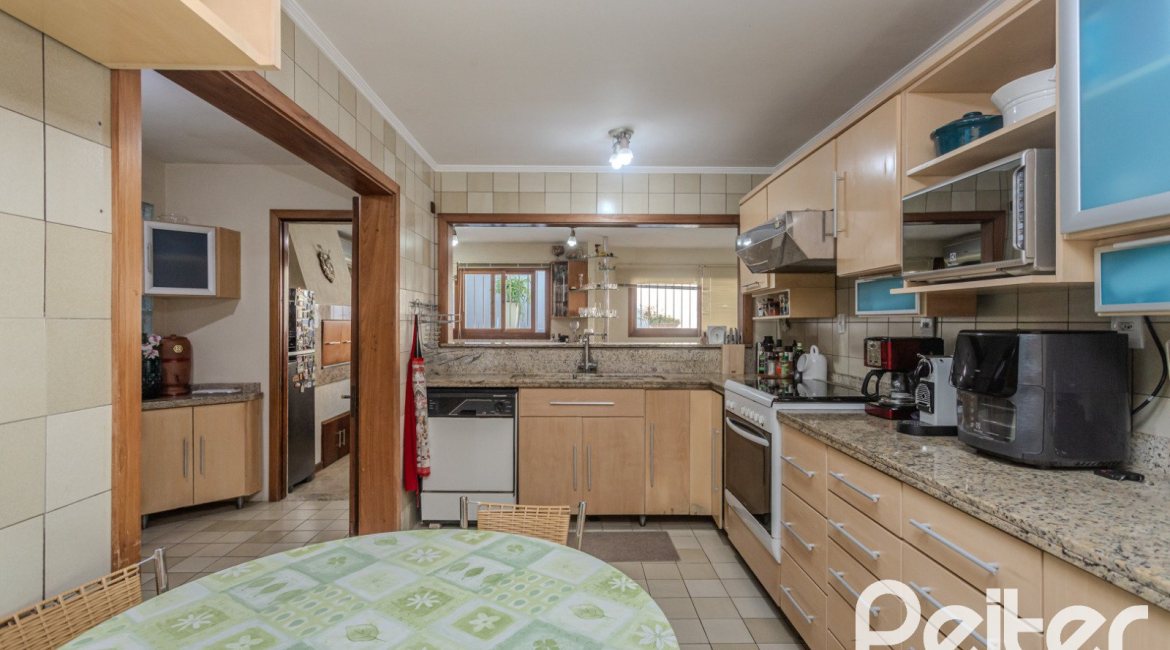 Casa à venda com 265m², 3 dormitórios, 3 suítes, 4 vagas, no bairro Ipanema em Porto Alegre