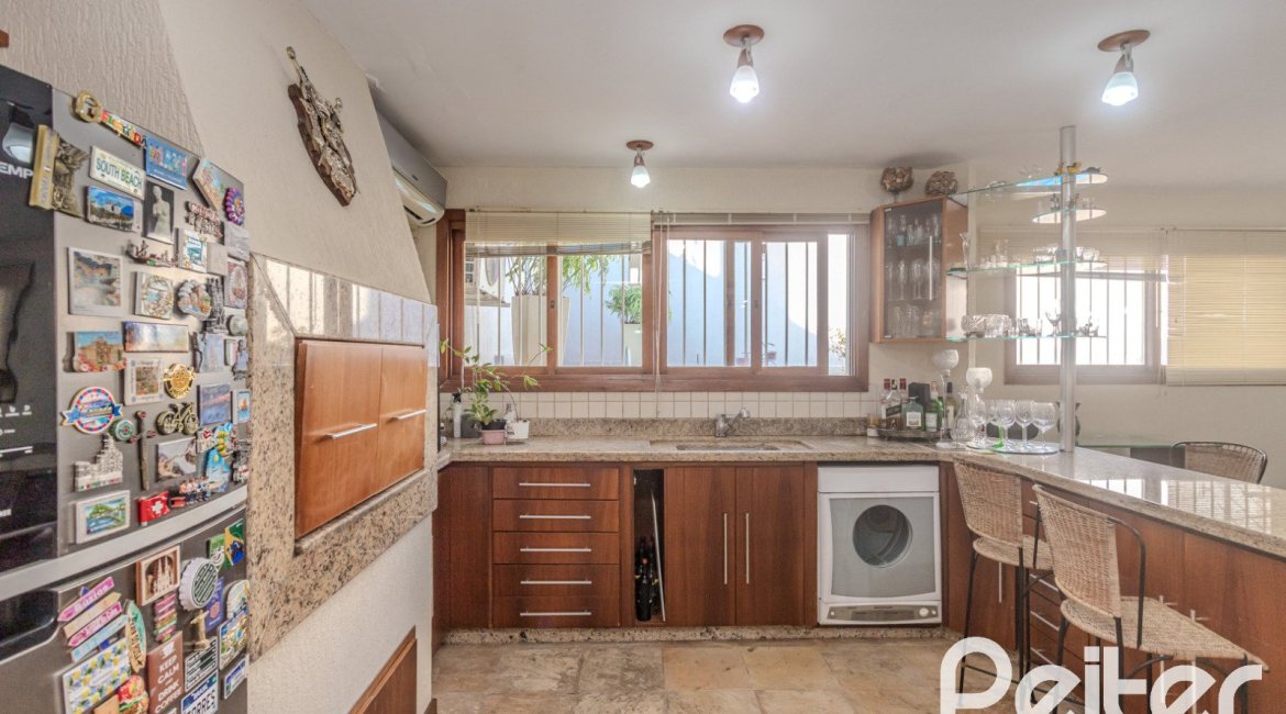 Casa à venda com 265m², 3 dormitórios, 3 suítes, 4 vagas, no bairro Ipanema em Porto Alegre