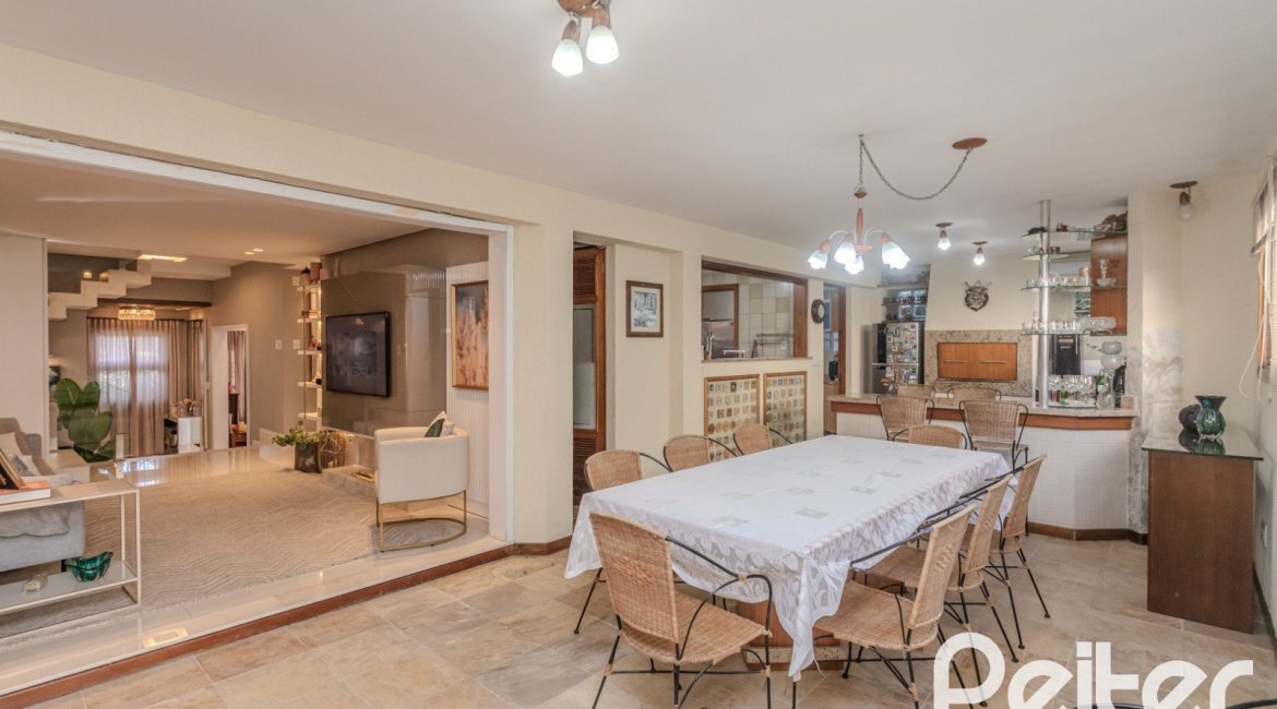 Casa à venda com 265m², 3 dormitórios, 3 suítes, 4 vagas, no bairro Ipanema em Porto Alegre