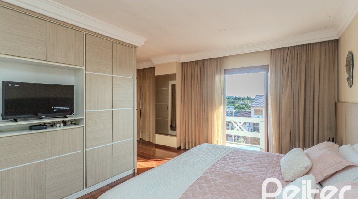 Casa à venda com 265m², 3 dormitórios, 3 suítes, 4 vagas, no bairro Ipanema em Porto Alegre