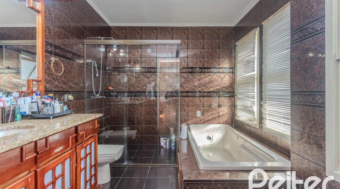 Casa à venda com 265m², 3 dormitórios, 3 suítes, 4 vagas, no bairro Ipanema em Porto Alegre