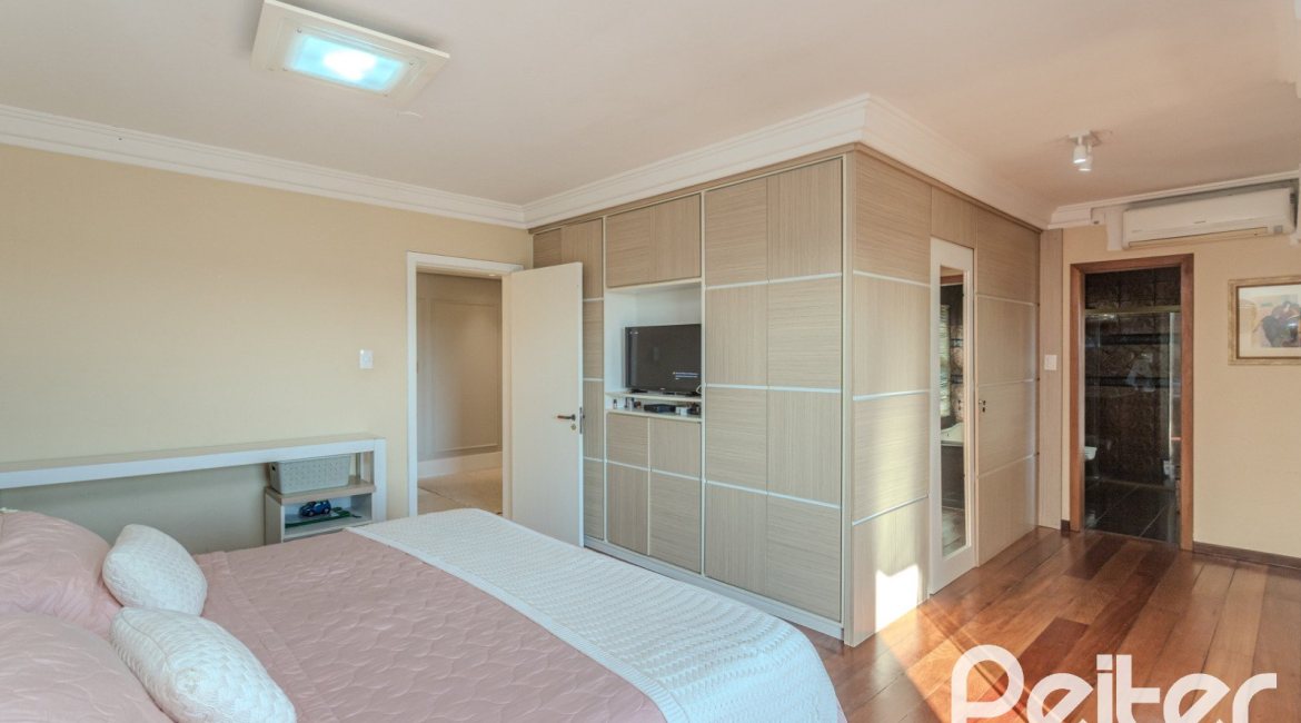 Casa à venda com 265m², 3 dormitórios, 3 suítes, 4 vagas, no bairro Ipanema em Porto Alegre