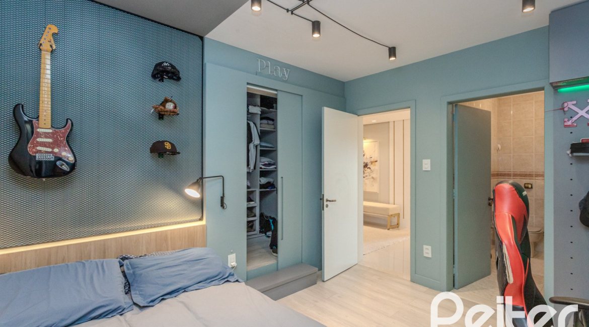 Casa à venda com 265m², 3 dormitórios, 3 suítes, 4 vagas, no bairro Ipanema em Porto Alegre