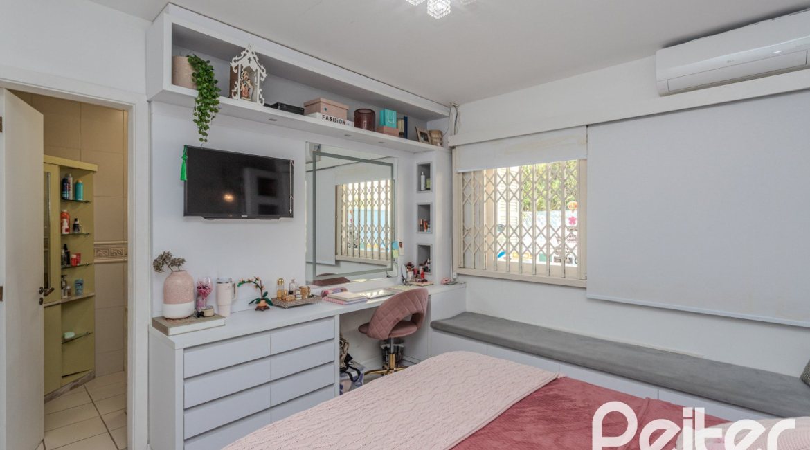 Casa à venda com 265m², 3 dormitórios, 3 suítes, 4 vagas, no bairro Ipanema em Porto Alegre