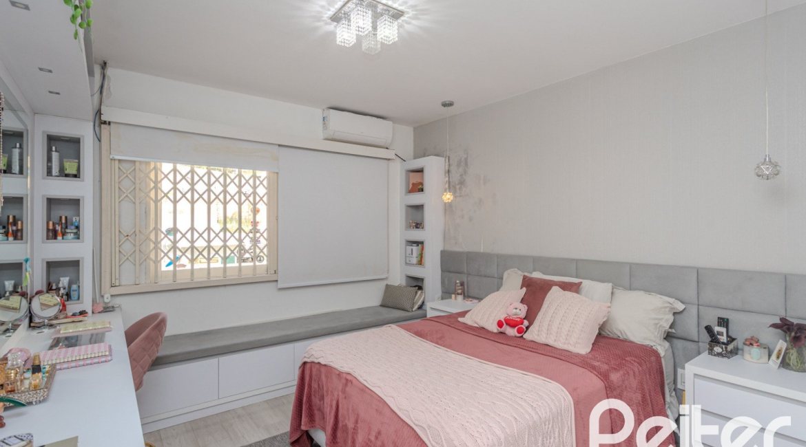 Casa à venda com 265m², 3 dormitórios, 3 suítes, 4 vagas, no bairro Ipanema em Porto Alegre