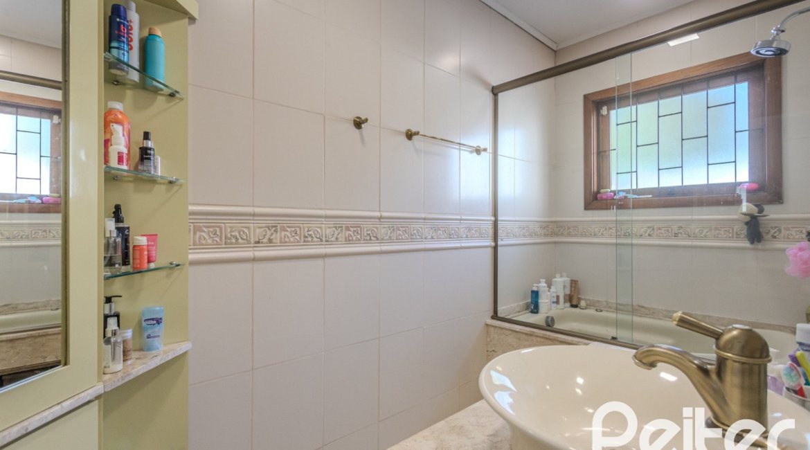 Casa à venda com 265m², 3 dormitórios, 3 suítes, 4 vagas, no bairro Ipanema em Porto Alegre