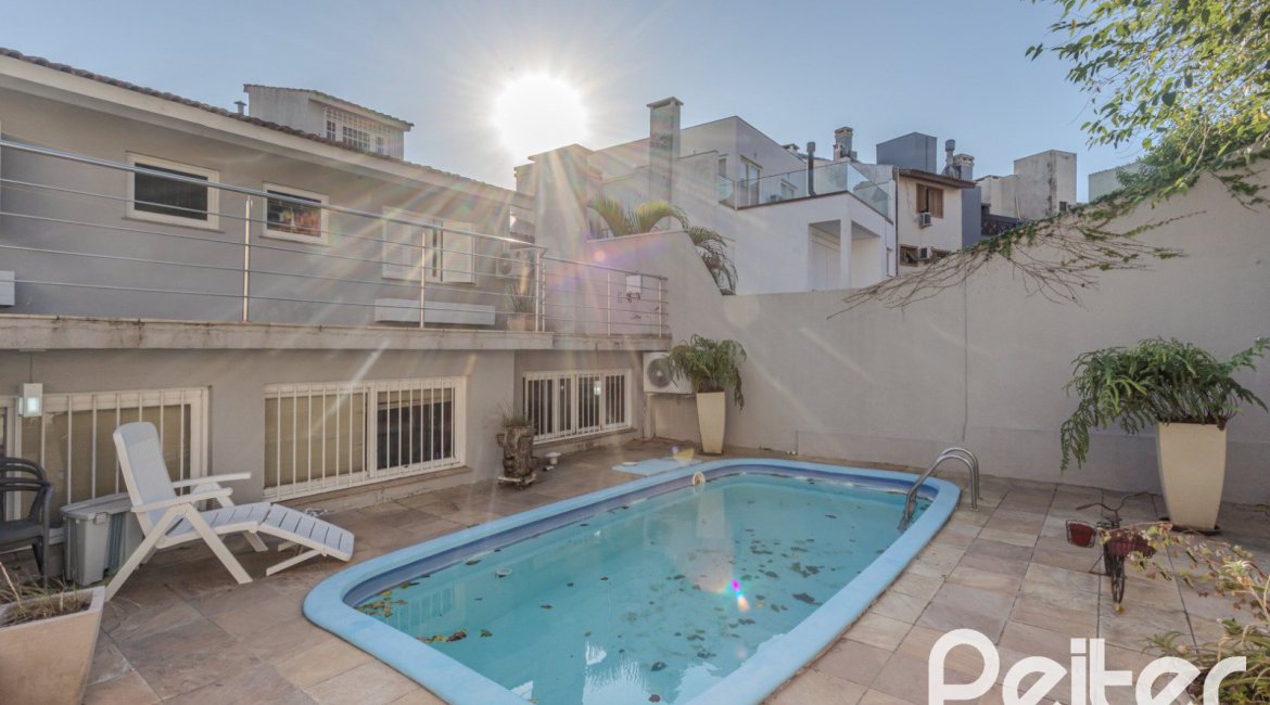 Casa à venda com 265m², 3 dormitórios, 3 suítes, 4 vagas, no bairro Ipanema em Porto Alegre