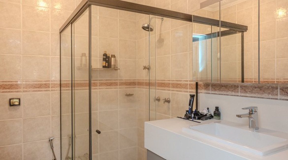 Casa à venda com 265m², 3 dormitórios, 3 suítes, 4 vagas, no bairro Ipanema em Porto Alegre