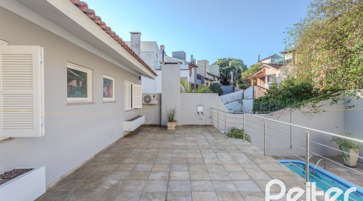 Casa à venda com 265m², 3 dormitórios, 3 suítes, 4 vagas, no bairro Ipanema em Porto Alegre
