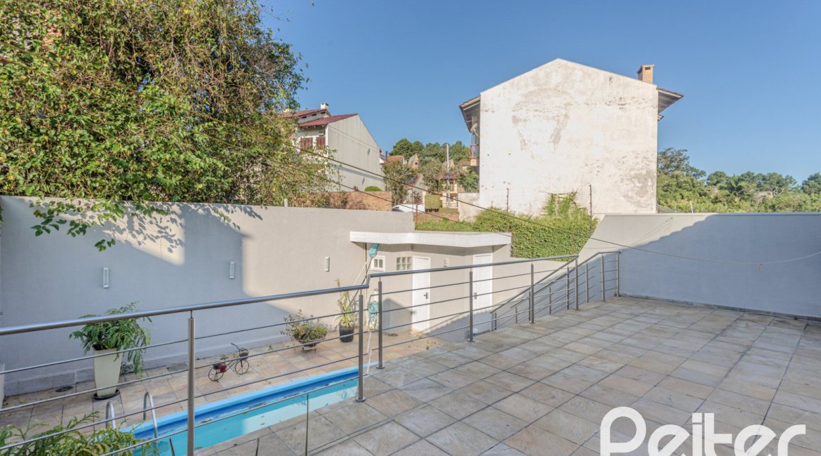 Casa à venda com 265m², 3 dormitórios, 3 suítes, 4 vagas, no bairro Ipanema em Porto Alegre