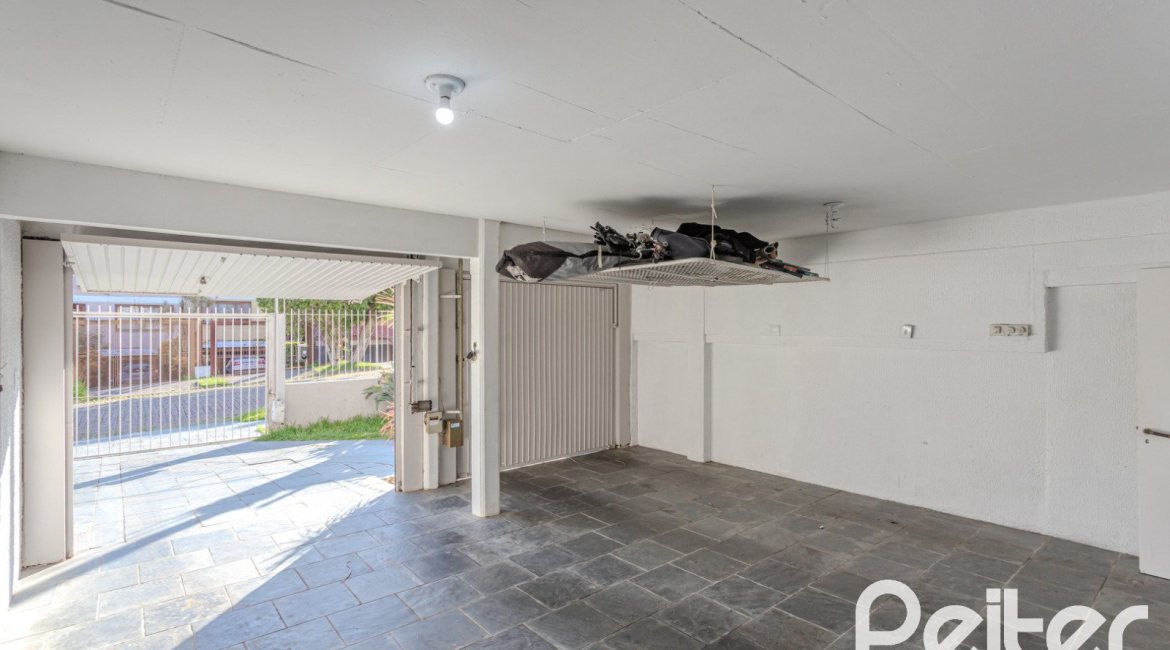 Casa à venda com 265m², 3 dormitórios, 3 suítes, 4 vagas, no bairro Ipanema em Porto Alegre