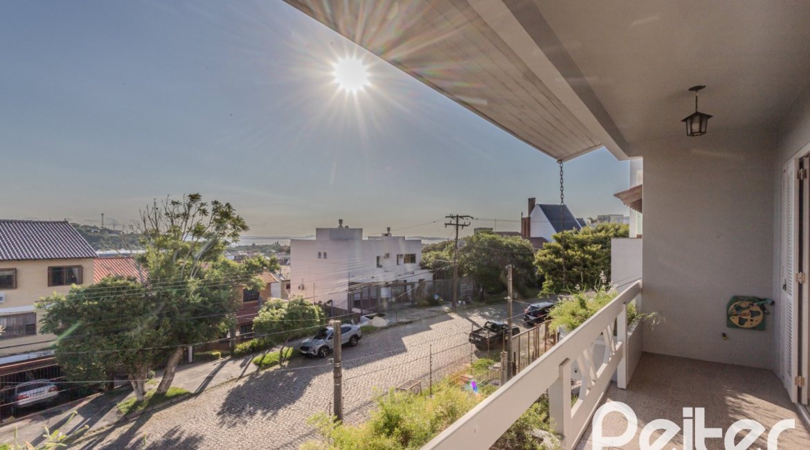 Casa à venda com 265m², 3 dormitórios, 3 suítes, 4 vagas, no bairro Ipanema em Porto Alegre