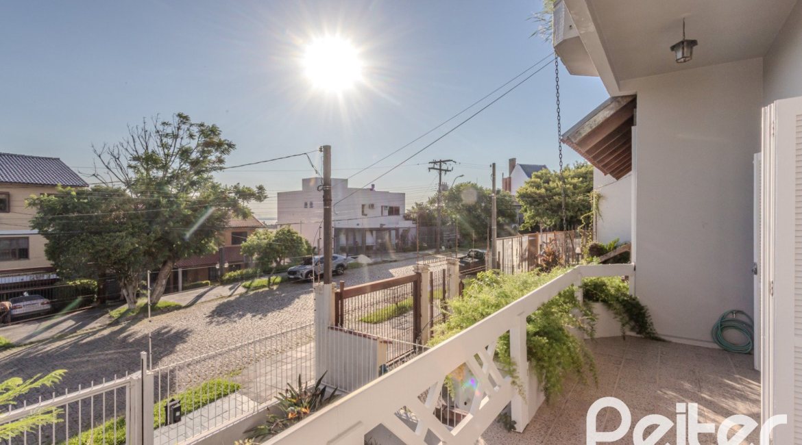 Casa à venda com 265m², 3 dormitórios, 3 suítes, 4 vagas, no bairro Ipanema em Porto Alegre