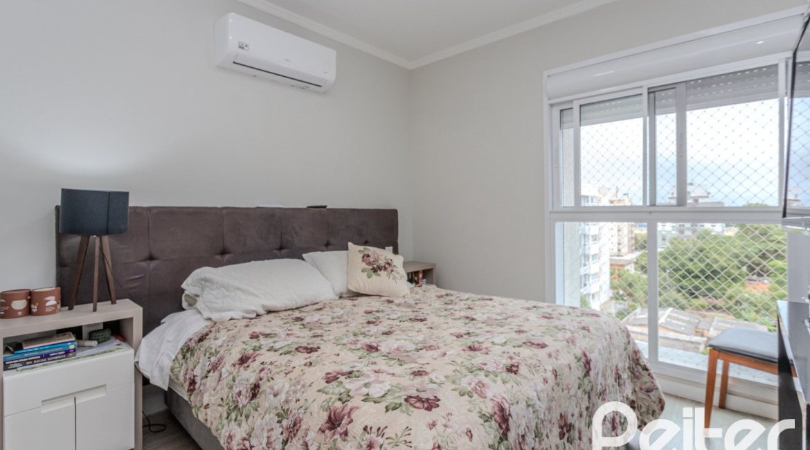 Apartamento à venda com 103m², 3 dormitórios, 1 suíte, 2 vagas, no bairro Cristal em Porto Alegre