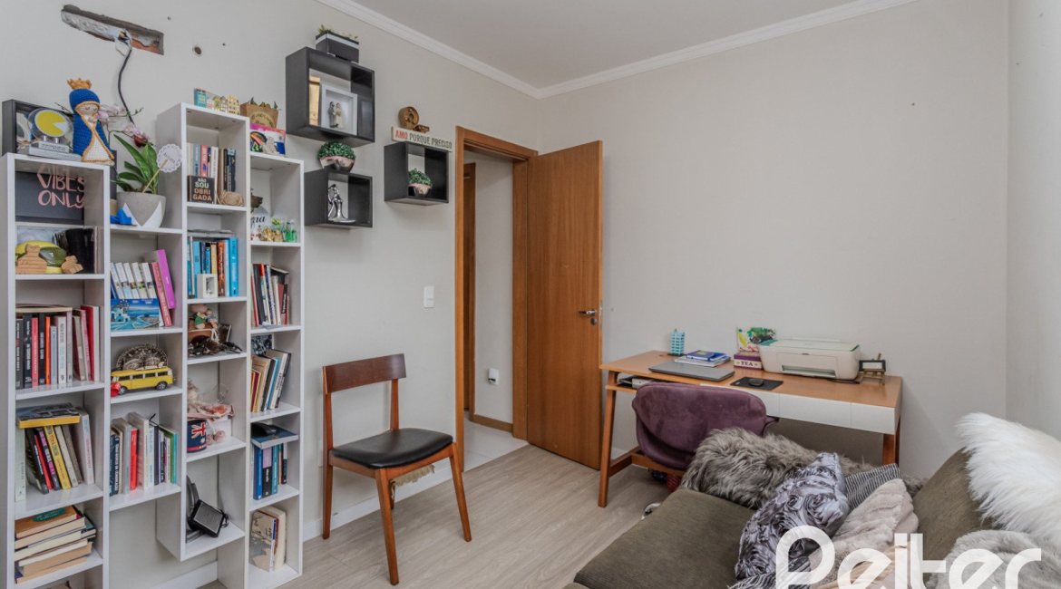 Apartamento à venda com 103m², 3 dormitórios, 1 suíte, 2 vagas, no bairro Cristal em Porto Alegre