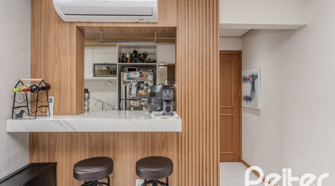 Apartamento à venda com 103m², 3 dormitórios, 1 suíte, 2 vagas, no bairro Cristal em Porto Alegre