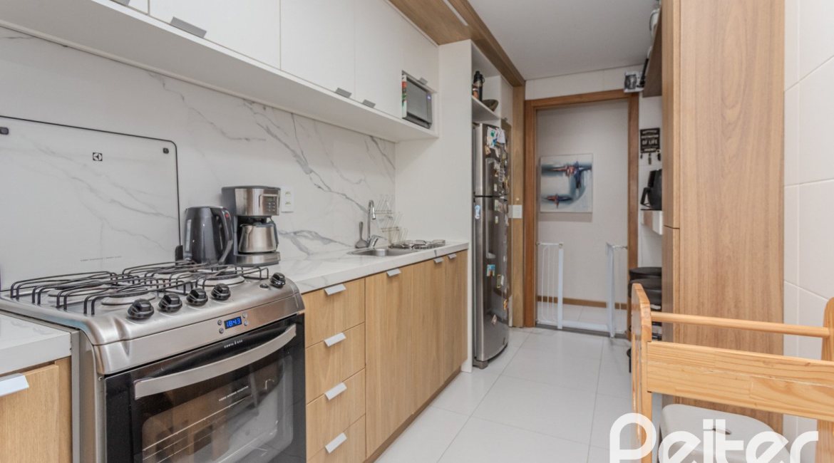 Apartamento à venda com 103m², 3 dormitórios, 1 suíte, 2 vagas, no bairro Cristal em Porto Alegre