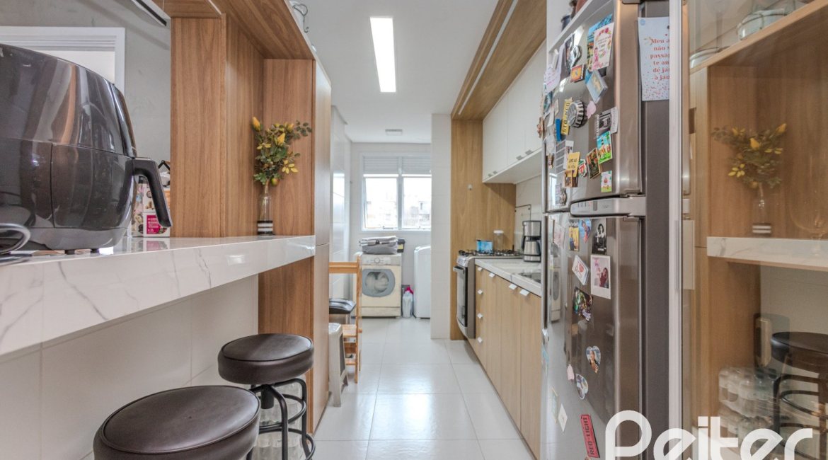 Apartamento à venda com 103m², 3 dormitórios, 1 suíte, 2 vagas, no bairro Cristal em Porto Alegre