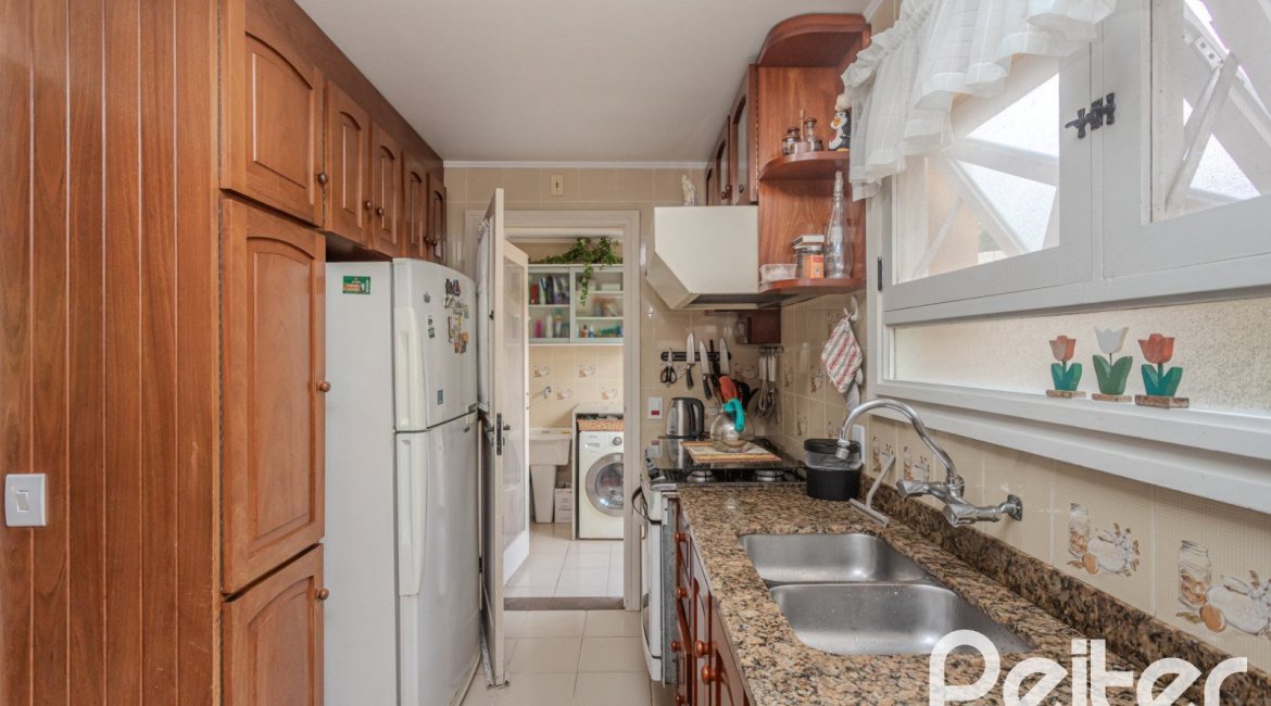 Casa em Condomínio à venda com 182m², 3 dormitórios, 1 suíte, 3 vagas, no bairro Cavalhada em Porto Alegre